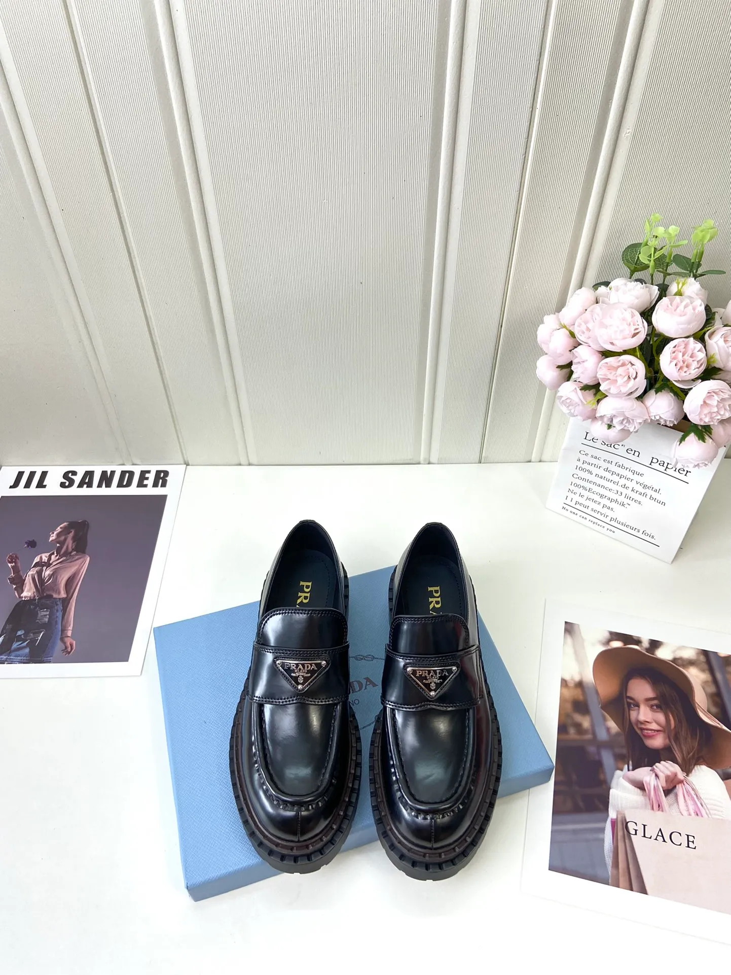 👟👟Ex-factory price 520👟👟 🔥🔥✨Prada* 2024WA new autumn and winter thick-soled loafers👟 These leather loafers use thick soles, craftsmanship details and contemporary elements add vitality, interpreting classics in a new fashion language. Enamel-coated triangular metal logo with a height of 55 mm makes its debut 🌟 Recommended by major bloggers on Xiaohongshu, developed 1-1 to highlight classic charm. Cowhide lining TPU outsole ➕ genuine leather edge bar Code number: 35 to 41 (40-41 customized, non-refundable)
